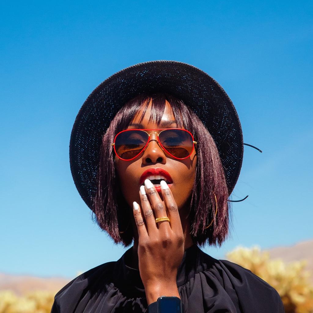 Model Wearing Dalasini Isiro Gold Vertebrae Rings